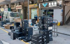 客戶賣來本店，一大堆部主機。